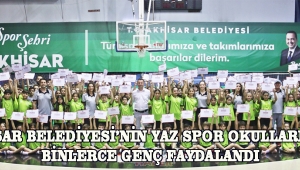 AKHİSAR BELEDİYESİ'NİN YAZ SPOR OKULLARINDAN BİNLERCE GENÇ FAYDALANDI 